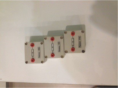 Lot de 3 résistances sur support