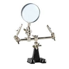 Troisième main avec loupe